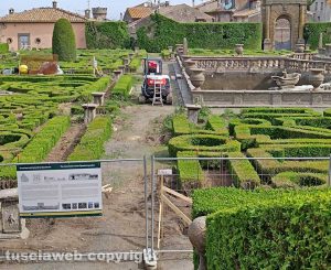 Transenne e lavori in corso a villa Lante