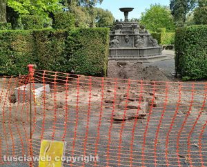 Transenne e lavori in corso a villa Lante