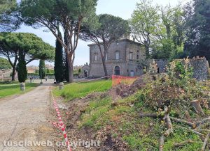 Transenne e lavori in corso a villa Lante