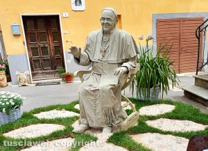 Villa San Giovanni in Tuscia - La statua di Papa Francesco