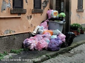 Viterbo - Rifiuti in via Santa Rita