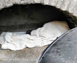 Viterbo - Senza fissa dimora dorme sotto gli archi di palazzo Grandori