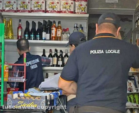 Viterbo - Polizia locale - Controlli nei mini market