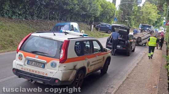 Capranica - Scontro violento auto-furgoncino, una Fiat Panda ribalta