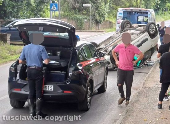 Capranica - Scontro violento auto-furgoncino, una Fiat Panda ribalta