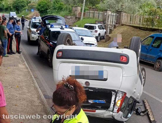Capranica - Scontro violento auto-furgoncino, una Fiat Panda ribalta