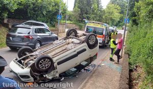 Capranica - Scontro violento auto-furgoncino, una Fiat Panda si ribalta