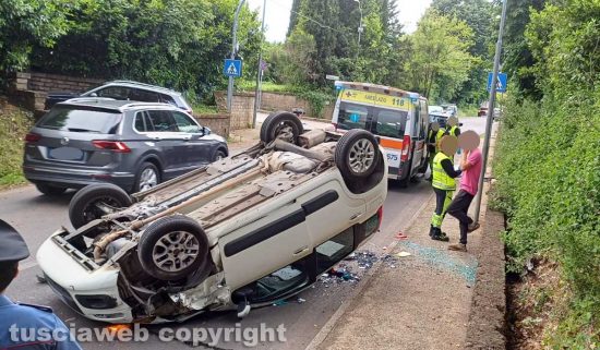Capranica - Scontro violento auto-furgoncino, una Fiat Panda ribalta