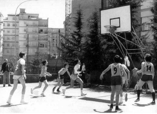 Una foto d'epoca tratta dal libro "I ragazzi di via Oslavia"
