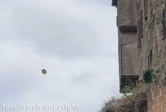 Volano oggetti dalla rupe del centro storico di Orte