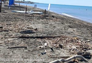 Tarquinia - Sporcizia e detriti in spiaggia al lido
