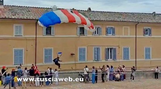 Caprarola - Momenti di paura, atterraggio sul tetto durante lanci acrobatici