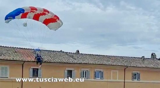 Caprarola - Momenti di paura, atterraggio sul tetto durante lanci acrobatici