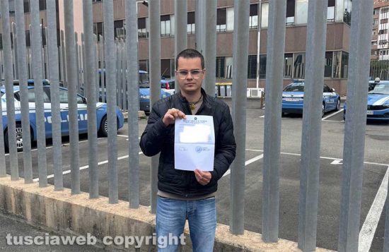 Alba Radiosa - Enrico Rizzi davanti alla questura di Viterbo