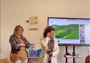 La sindaca Chiara Frontini in visita nella scuola media del Carmine con la dirigente Anna Grazia Pieragonistini