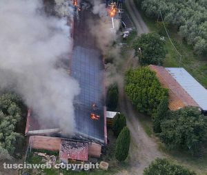 Vitorchiano - Capannone in fiamme
