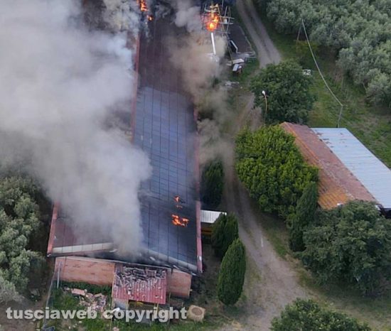 Vitorchiano - Capannone in fiamme