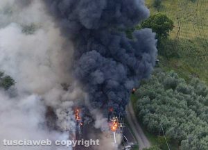 Vitorchiano - Capannone in fiamme