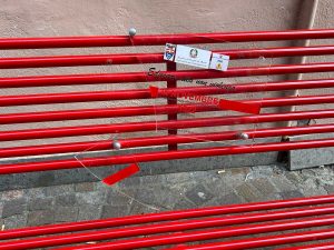 Provincia - Danneggiata la targa della panchina rossa contro la violenza sulle donne