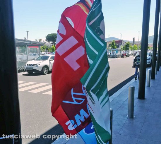 Viterbo - La protesta dei lavoratori della Lidl