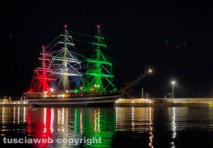 La nave Amerigo Vespucci di notte