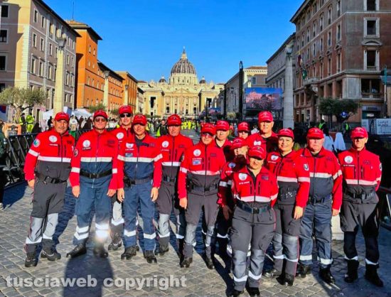 Roma - I volontari del nucleo di protezione civile dell'associazione nazionale carabinieri di Viterbo in servizio a San Pietro