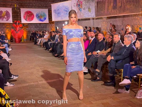 Viterbo - La prima edizione di Donne in Fiore, la sfilata di moda degli stilisti internazionali