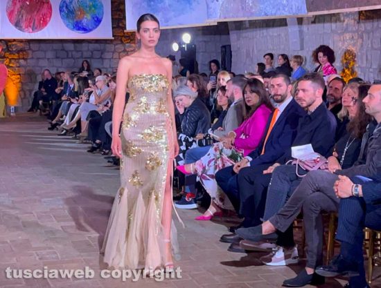 Viterbo - La prima edizione di Donne in Fiore, la sfilata di moda degli stilisti internazionali