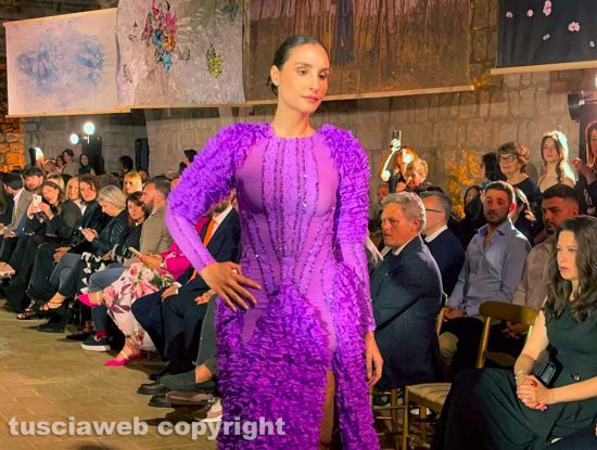 Viterbo - La prima edizione di Donne in Fiore, la sfilata di moda degli stilisti internazionali
