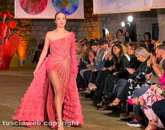 Viterbo - La prima edizione di Donne in Fiore, la sfilata di moda degli stilisti internazionali