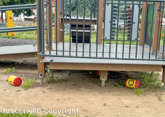 Viterbo - Parco giochi a Santa Barbara - Vandalizzato un gioco per bambini