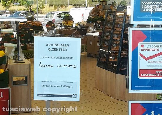 Viterbo - La protesta dei lavoratori della Lidl
