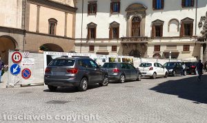 Viterbo - Auto parcheggiate in piazza del Comune
