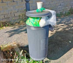 Viterbo - Secchi dei rifiuti pieni di immondizia in piazza Vittorio Veneto