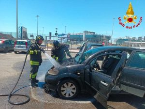 Civitavecchia - Auto in fiamme