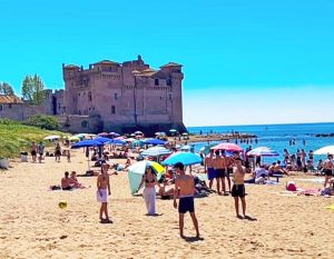 Santa Severa - Tanti bagnanti il primo maggio