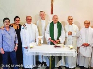 Irene Temperini durante la messa col futuro papa Leone XIV il penultimo a destra