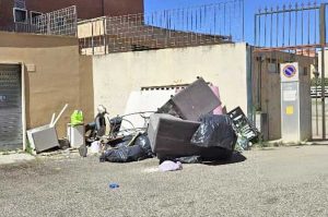 Civitavecchia - Ancora una discarica a cielo aperto in via Lorenzo Betti
