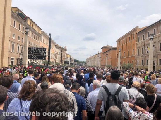 Tutti in fila per il primo Regina Coeli di Leone XIV