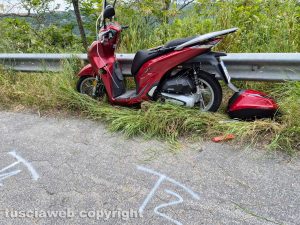 Sbanda con lo scooter e finisce in un dirupo, grave centauro