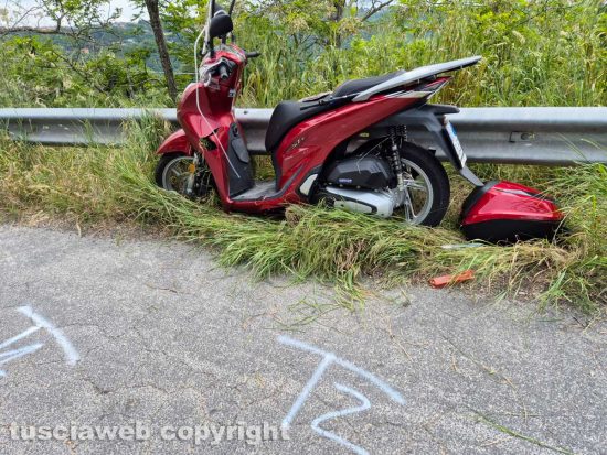 Sbanda con lo scooter e finisce in un dirupo, grave centauro