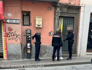 Viterbo - Sgabello alla mano, lite davanti a un negozio di via Cairoli - Intervento dei carabinieri