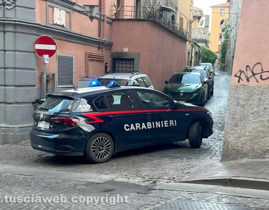 Viterbo - Sgabello alla mano, lite davanti a un negozio di via Cairoli - Intervento dei carabinieri