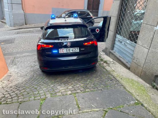 Viterbo - Sgabello alla mano, lite davanti a un negozio di via Cairoli - Intervento dei carabinieri