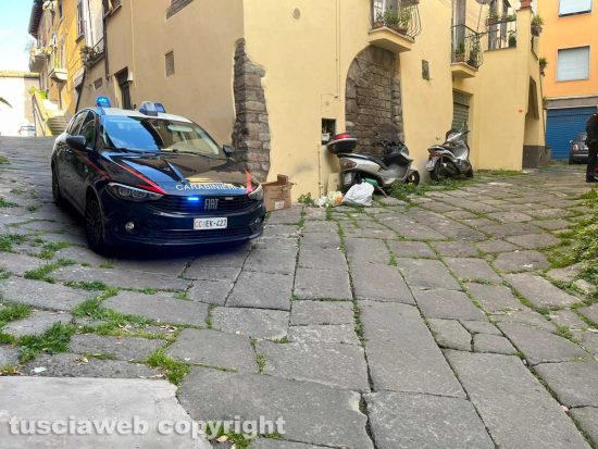 Viterbo - Sgabello alla mano, lite davanti a un negozio di via Cairoli - Intervento dei carabinieri