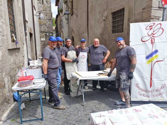 Viterbo - Tanti espositori in piazza con la festa del Santissimo Salvatore