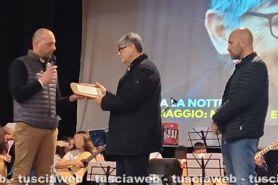 Ronciglione - Donata una targa a Don Patriciello