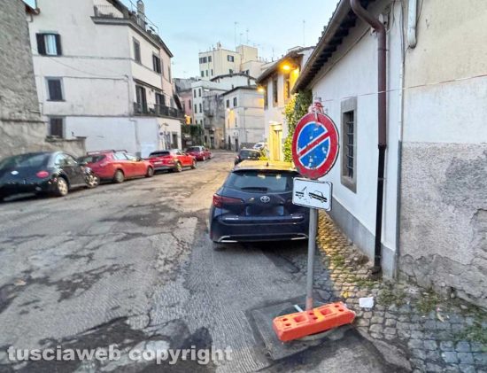 Viterbo - Via San Bonaventura - Il divieto di sosta senza nessuna indicazione