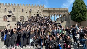 Unitus - In piazza San Lorenzo la cerimonia di consegna dei diplomi di laurea