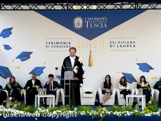 Viterbo - In piazza San Lorenzo la cerimonia di consegna dei diplomi di laurea - Il rettore Stefano Ubertini